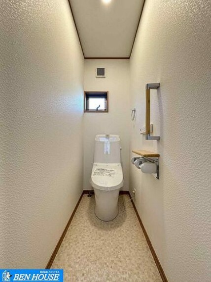 トイレ ウォシュレット付トイレ・窓付きで明るく換気も充分なトイレは温水洗浄便座仕様で清潔です。・2ヶ所設置ございます・朝の通勤・通学の準備に忙しい時間帯もご家族がスムーズに準備できますね。