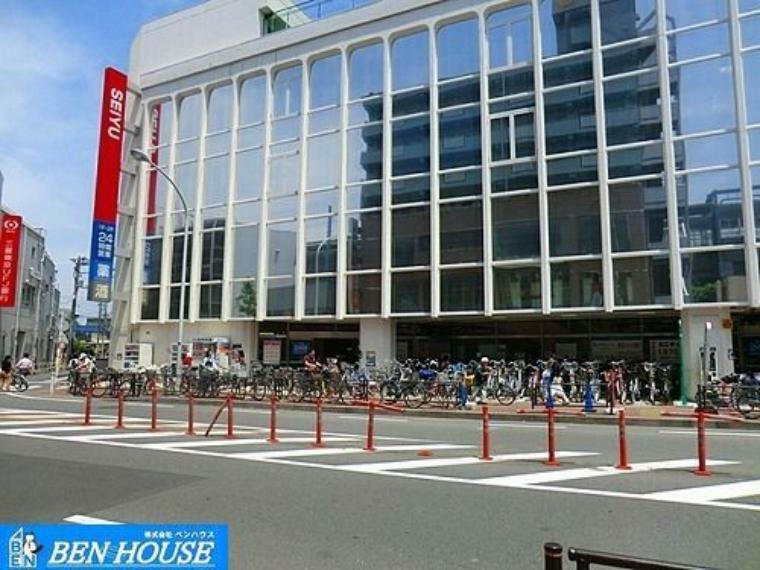 スーパー 西友武蔵新城店 徒歩11分。品揃え豊富な大型スーパーです。