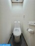 トイレ ・新規交換済のシャワー洗浄機能付のトイレ・清潔感が印象的な空間です・リモコンは壁掛けタイプでお手入れもしやすい設備です・現地へのご案内はいつでも可能です・是非　ご確認ください