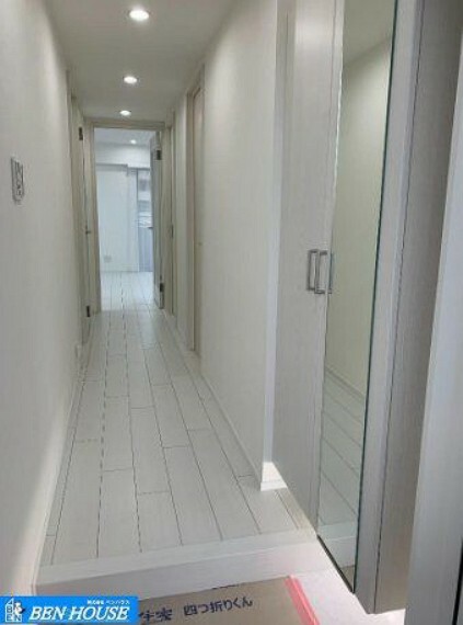 玄関 ・シャワー洗浄機能付のトイレは、清潔感が印象的な空間・各居室収納完備・全居室にLED照明器具が付いた、新規フルリノベーション物件です・2019年2月には大規模修繕工事も実施済み