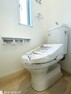 トイレ・清潔感のある明るいトイレ空間。シャワー洗浄機能付き。リモコンは操作性の良い壁掛けタイプです。