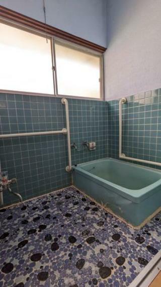 浴室 手すりも設置されているお風呂場です。
