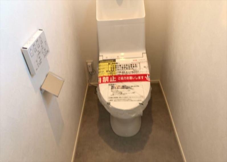 トイレ トイレは大きさや形、機能、抗菌性などが異なる多種多彩なタイプが各メーカーから出ています。それぞれに良さがあるため、事前にどういったタイプのトイレがいいのかをご家庭内で決めて、内見に行くといいでしょう。