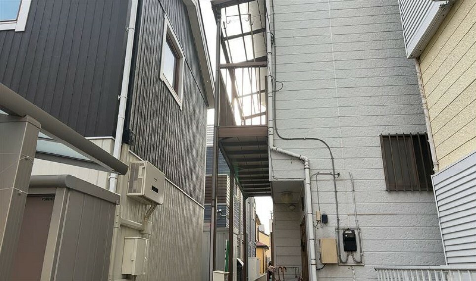 バルコニー バルコニーは、建物内から室外へ楽に出入りできる便利なスペースです。また、バルコニーには手すりを付けることが義務付けられており、手すりの高さは110cm以上で施工することが建築基準法で定められています。