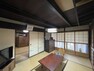 居間・リビング 日本の伝統建築のすばらしさが感じられる古民家です。畳やふすまなど、落ち着いた印象のたたずまい。ゆったりとした時間が流れそうな雰囲気ですね。リノベーションして味わいのある和モダンな空間にしてもよさそう。