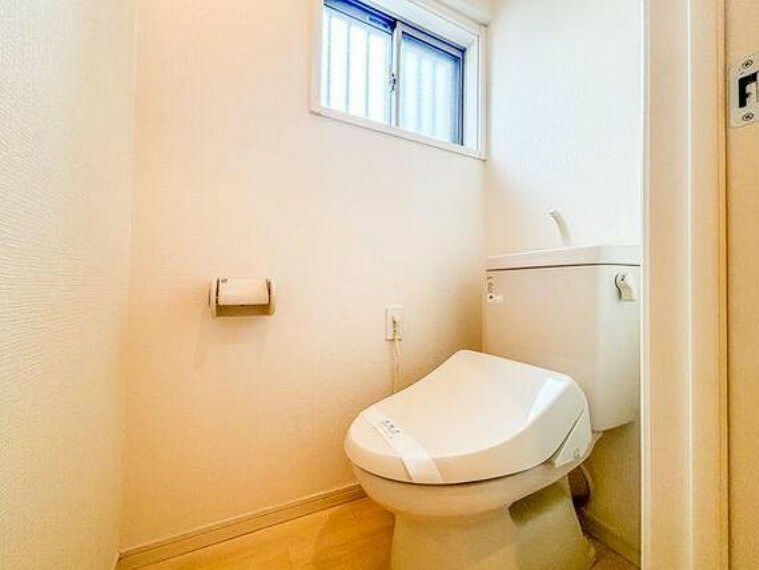 トイレ トイレは温水洗浄便座付きです1階と2階にあります。