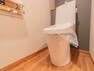 トイレ こちらは温水洗浄便座付きです。シンプルな色になっているのでお家の中でも落ち着ける空間の一つです。