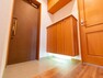 玄関 家の顔となる玄関は、格調高いデザイン性が求められます。玄関は、高級感と断熱性、防犯性に優れた玄関ドアを標準装備。