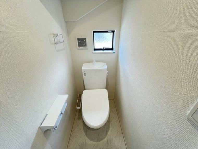 トイレ 1階トイレ:玄関横に完備されています。明るく、清潔感のあるトイレです。
