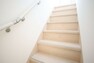 同仕様写真（内観） 階段 　同仕様手すり付きの階段 段差を緩やかに設計していますので、小さなお子様やご年配の方にも安心です