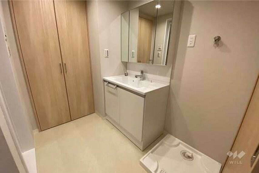 脱衣場 洗面室。鏡後ろの収納が豊富です。コンセントがあり、身支度に便利です。洗面台の下にも収納スペースがあります。