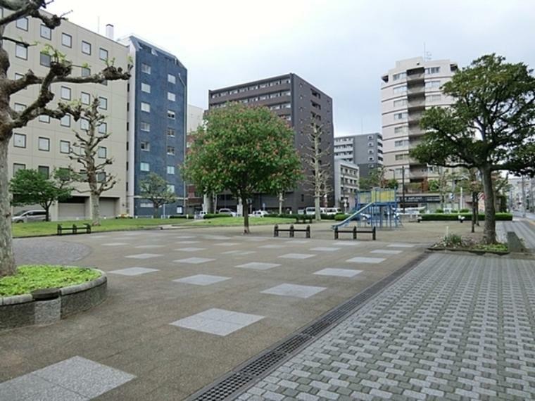 公園 日ノ出川公園 鮮やかな花と緑に心が休まる都会のオアシス的な公園。園内にはテニスコートがあります。