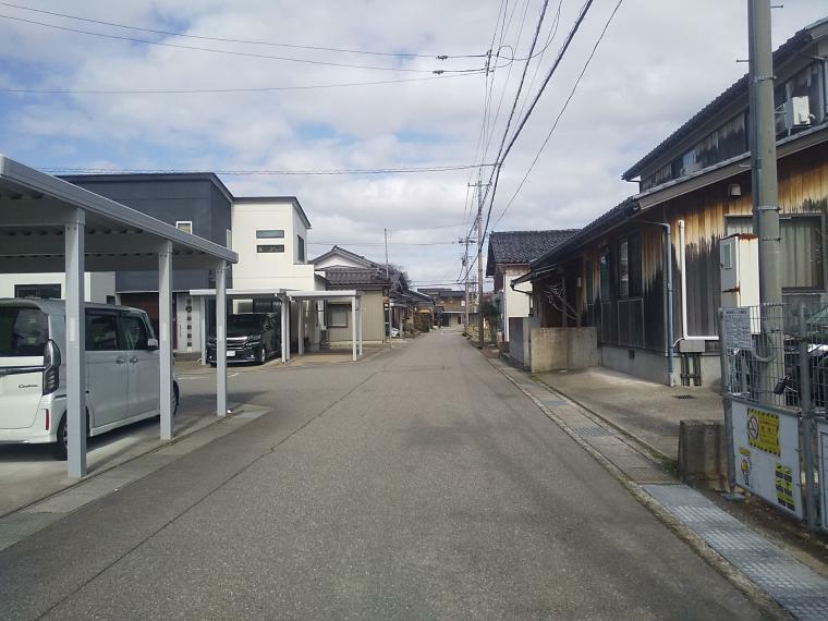 周辺の街並み 小松市立今江小学校までは徒歩3分の閑静な住宅地です。