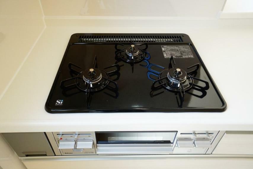 キッチン から炊きにより一定の温度に達すると自動で火を止めてくれる安心機能、過熱防止センサー付3口タイプ。お料理の効率も上がります。