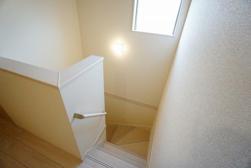 構造・工法・仕様 踏み場の広い、手摺付き階段です。踏み場の広い階段は、高齢の方でも安心できますね^^