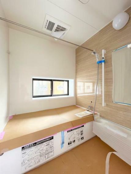 浴室 【リフォーム中写真】浴室はスペースを広げ、0.75坪タイプから1坪あるの広々したユニットバスに新品交換予定。浴槽で足を伸ばしてゆったり半身浴が楽しめます。毎日のお風呂が楽しみになりますね。