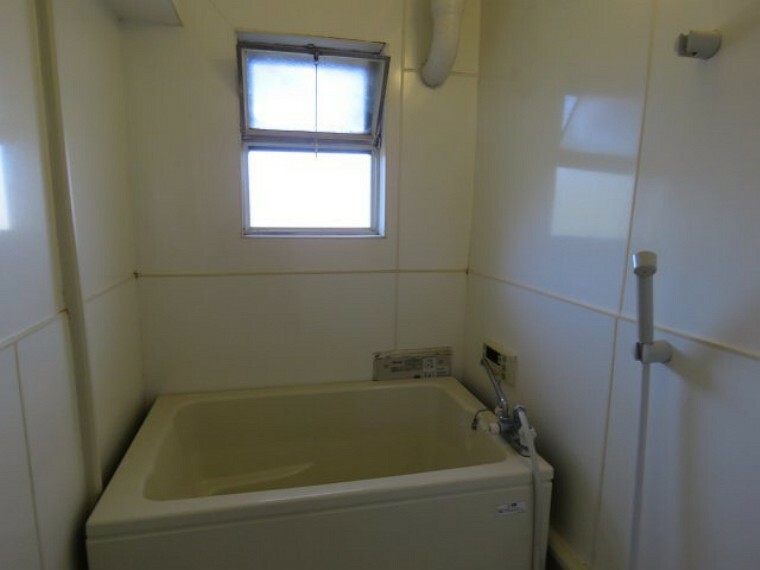 浴室 追い焚き機能付きのお風呂です。窓が有るので換気しやすいです。