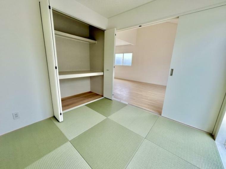 和室 ”い草の良い香りがする畳のお部屋  引き戸を開放すればLDKとつながりさらに開放的な空間になります。”