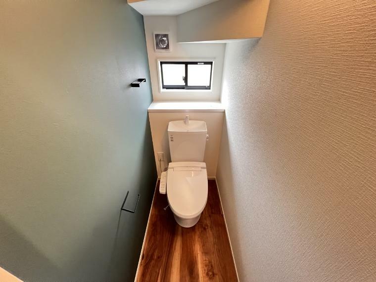トイレ 1階のトイレはアクセントクロスがお洒落な空間に仕上がりました