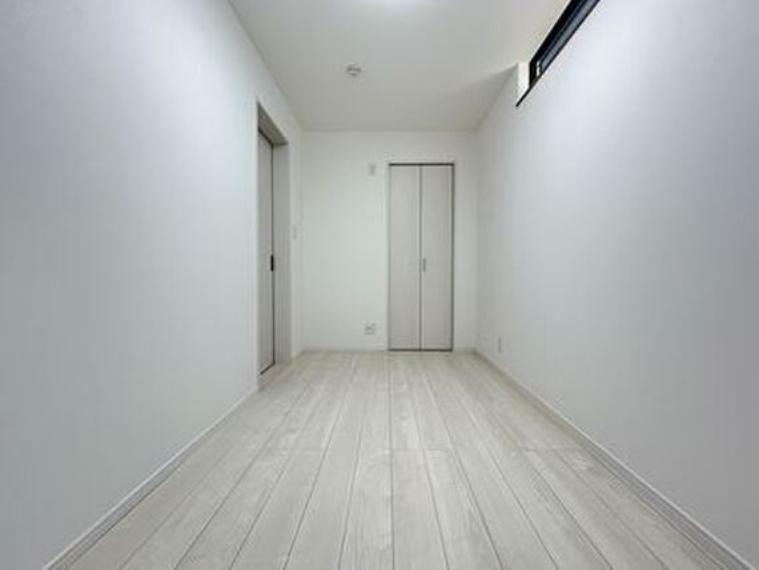 寝室 白を基調とした室内は、明るい住空間を造り出すだけでなく、清潔感をもたらしてくれます。