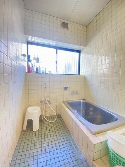 浴室 湿気がこもりがちな浴室も、窓があるので換気に困りません！明るい浴室です。