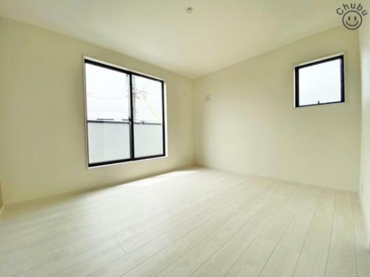 寝室 7.5帖洋室　バルコニーへ出られる窓からは陽射しが注ぎ込み快適な空間を実現
