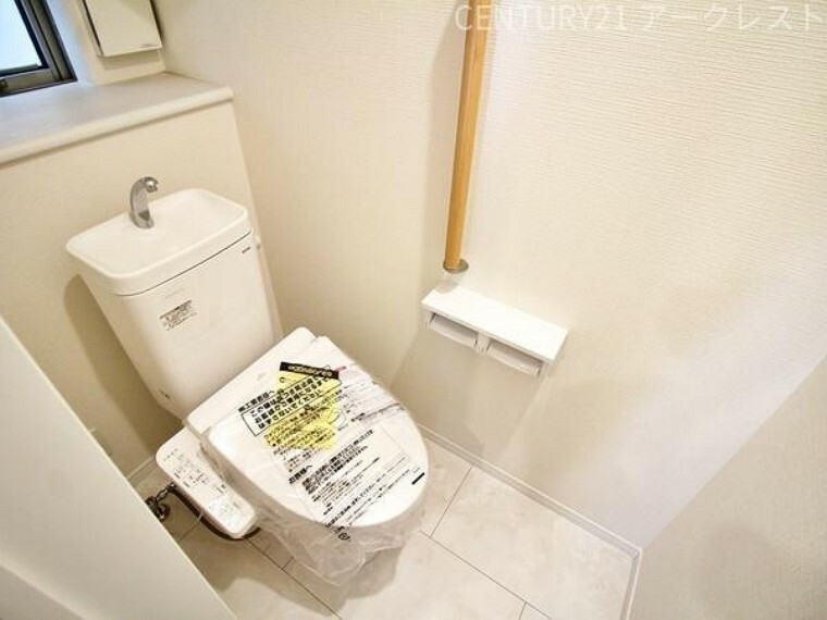 トイレ 小窓のある1階の温水洗浄便座付トイレです