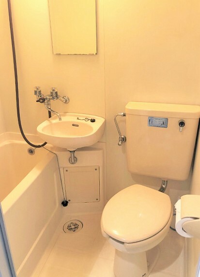 ユニットバスタイプの、シンプルなデザインの落ち着いた雰囲気のトイレです。