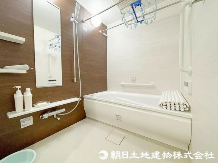 浴室 半身浴やお子様と一緒にくつろぎのバスタイムを満喫できるゆとりあるタイプの浴室。