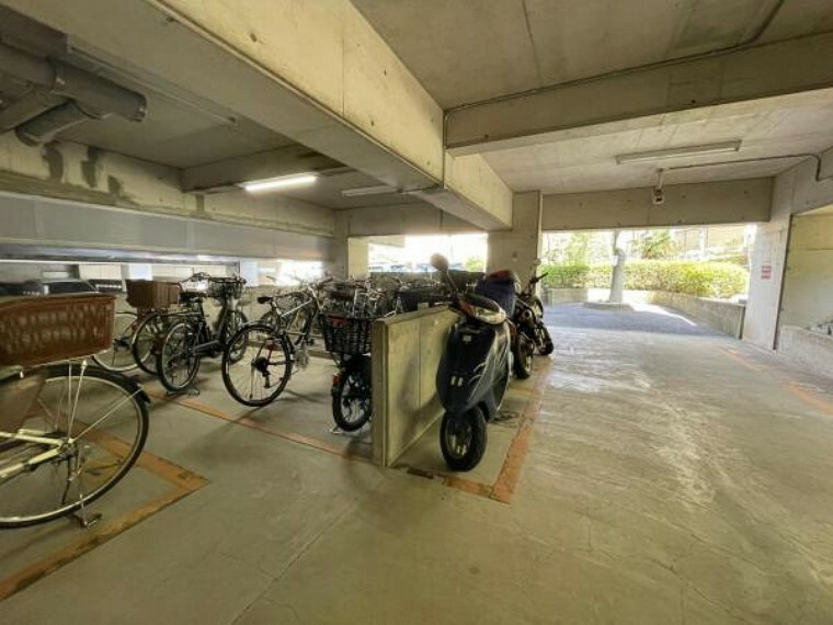 駐車場 雨や風から守るために建物内に設けられたバイク置場