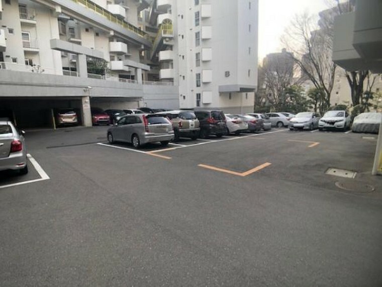 駐車場 マンション敷地内平面タイプの駐車場です