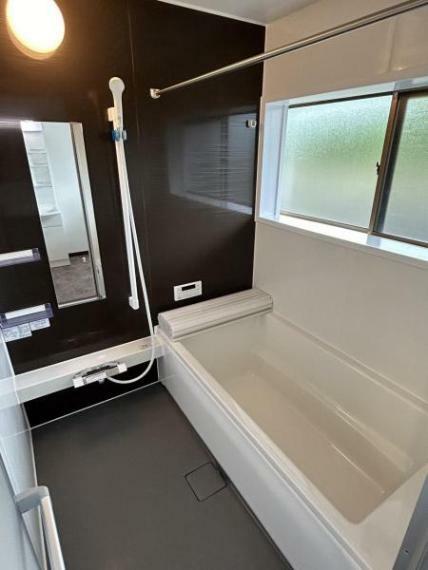 浴室 【リフォーム済】浴室写真です。解体後新品のユニットバスに交換しました。一坪サイズでゆっくり足を伸ばして入浴できます。