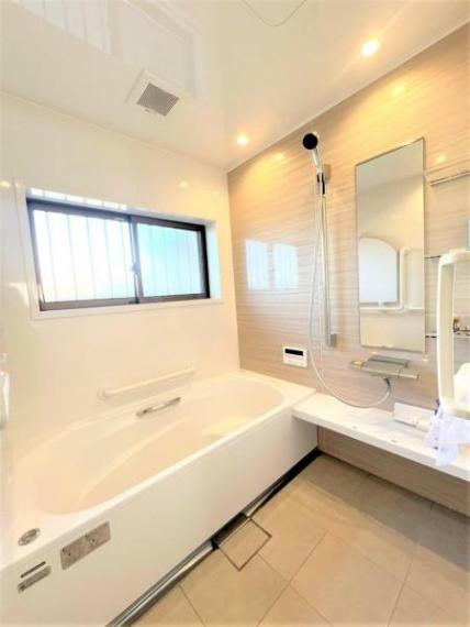 浴室 浴室は1坪タイプのユニットバスです。成人男性も足を延ばして湯船につかれる大きな浴槽で、毎日のお風呂が癒しの時間になりますね。