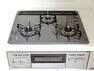 収納 【同仕様写真】新品交換のキッチンは3口コンロで同時調理が可能。大きなお鍋を置いても困らない広さです。お手入れ簡単なコンロなのでうっかり吹きこぼしてもお掃除ラクラクです。