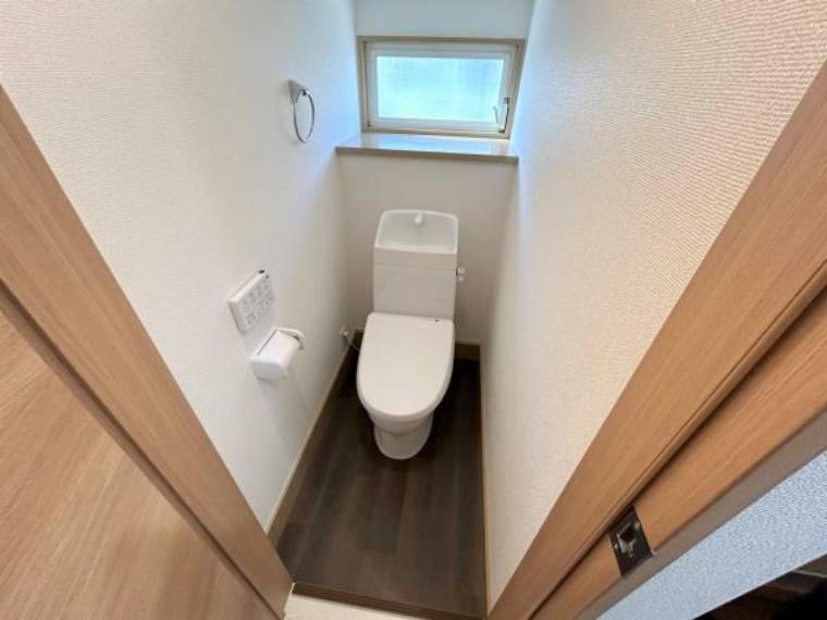 【リフォーム後】トイレは温水洗浄便座に新品交換しました。壁天井クロスの張替と床はクッションフロアに張替を行ったので、清潔感のある空間に生まれ変わりました。