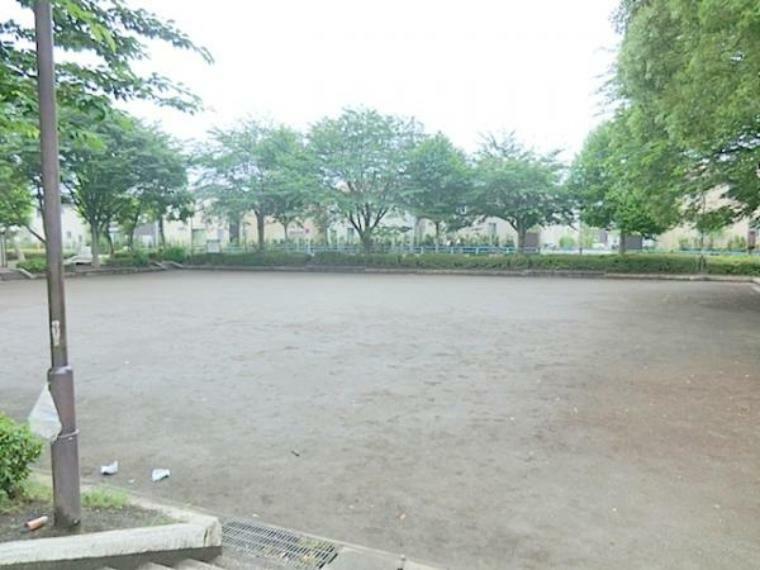 公園 【相武台1丁目公園】　桜がきれいです。遊具や砂場や広場もあります。