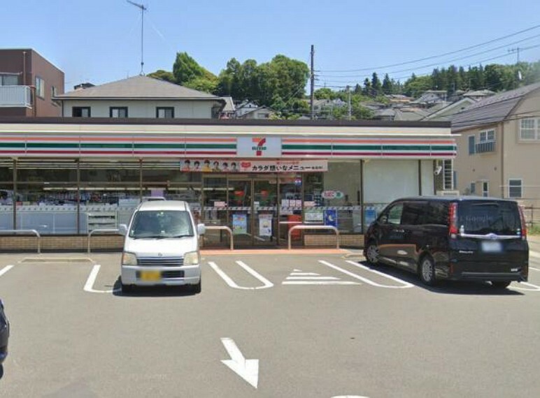 コンビニ 【セブンイレブン　座間入谷5丁目店】　静かな住宅街にある線路沿いのコンビニです。スタッフの接客も良好です。