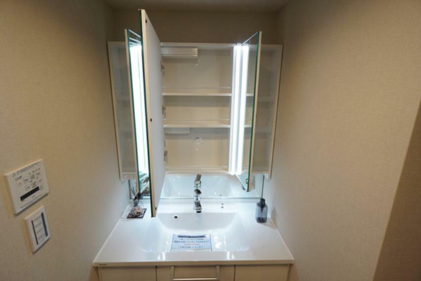 洗面化粧台 三面鏡つき洗面台。鏡の裏側は収納スペースを確保。化粧品や歯ブラシなどの小物類もきれいに整理できます。