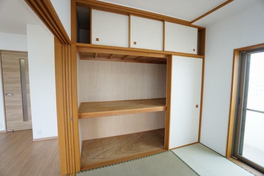 和室の収納は来客用のお布団や、座布団などかさばる物を収納するのに十分なスペースを確保しております。