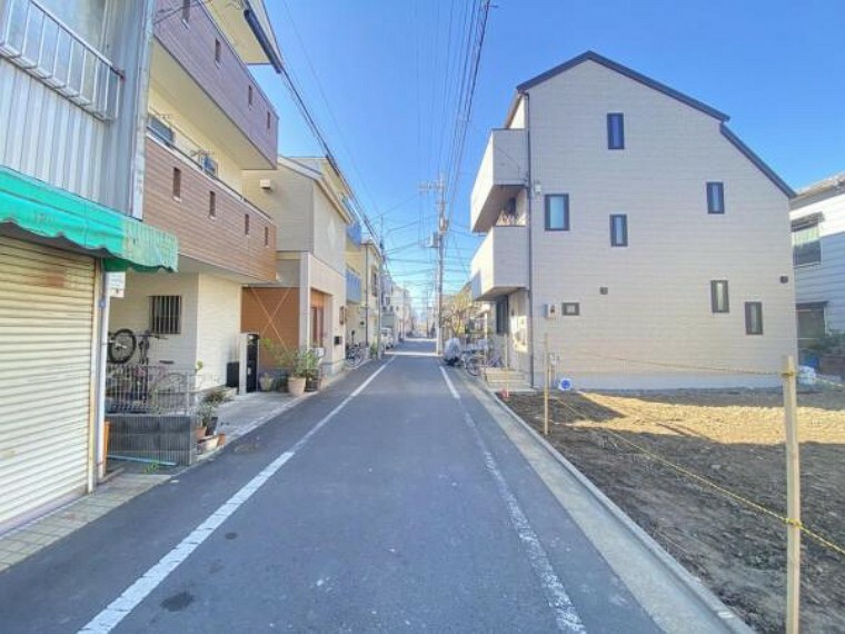 現況外観写真 お住まいの前を通るのはご近所さんだけの閑静な道路です。静かな住環境を叶えられます。