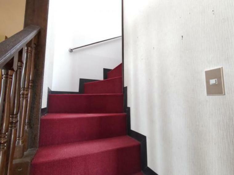 【リフォーム中写真】階段の写真です。こちらは、カーペットを張替いたします。