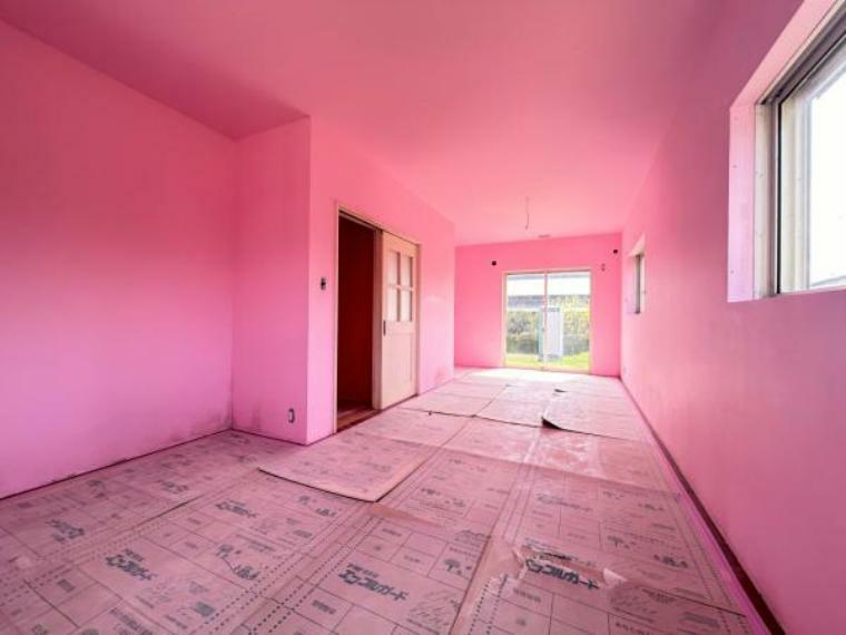 洋室 【リフォーム中】約15.25帖洋室（別角度）　天井・壁は塗装、床はクリーニング、照明は新品交換予定。少し広さのあるこちらのお部屋はご家族の寝室にいかがでしょうか。