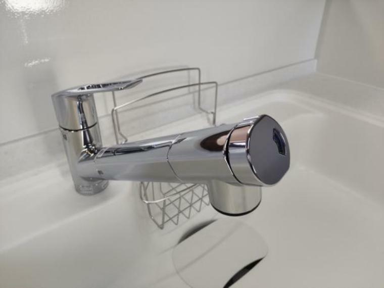 【同仕様写真】キッチンの水栓は浄水器付きの水栓です。水道水に抵抗がある方も安心です。