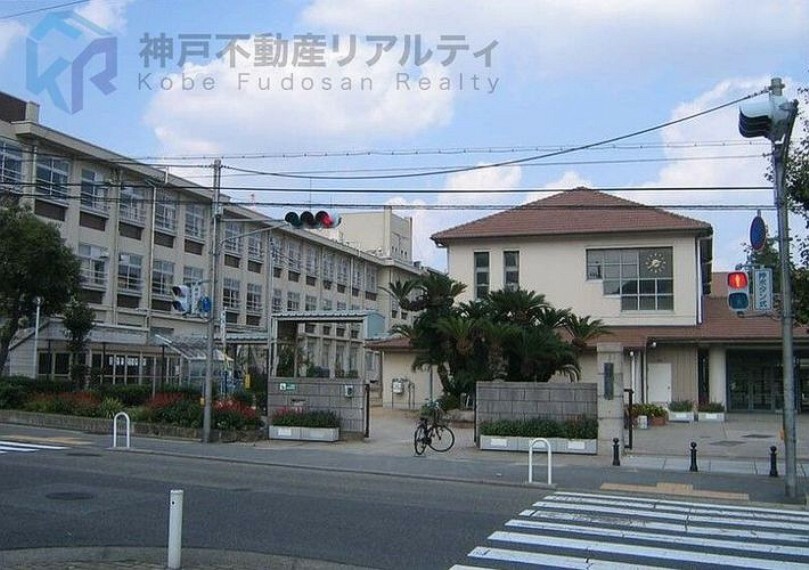 小学校 神戸市立住吉小学校 徒歩13分。