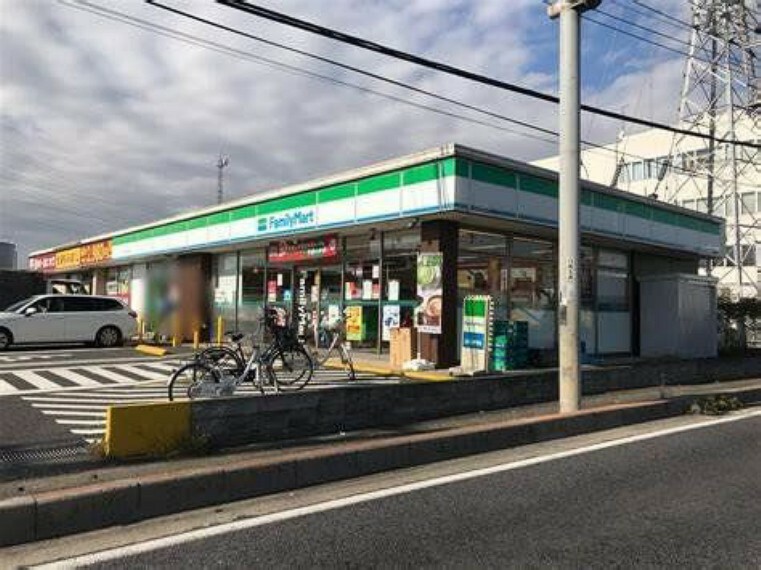 コンビニ ファミリーマート川口南鳩ヶ谷一丁目店 徒歩7分。