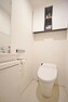 トイレ 【トイレ】磁器質タイル床の美しいトイレ。タンクレスのスッキリとしたデザイン。手洗器のミラーは下部のみスモーク仕上げ。水跳ね汚れを防げます。