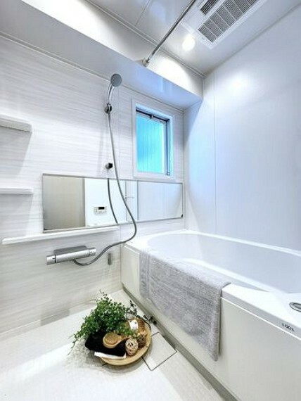 浴室 【ユニットバス】お風呂には窓があり明るく清潔な空間へ。浴槽も洗い場も広く、毎日の疲れを取る癒しのバスルームです。