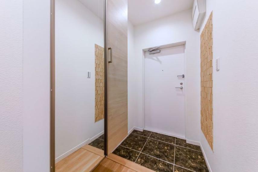 玄関 トールサイズのシューズボックスでスペースを確保。スッキリとした玄関はモノトーンを基調に高級感と清潔感があります。