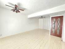 リビング　画像はCGにより家具等の削除、床・壁紙等を加工した空室イメージです。