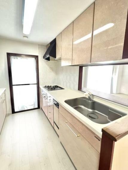 キッチン キッチン　画像はCGにより家具等の削除、床・壁紙等を加工した空室イメージです。